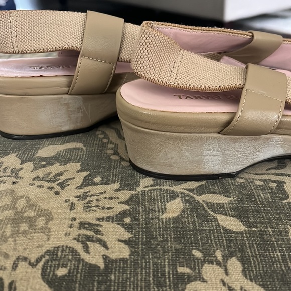 Taryn Rose size 9 beige slip-on. Slight scuffing on sides but great condition - Picture 5 of 5